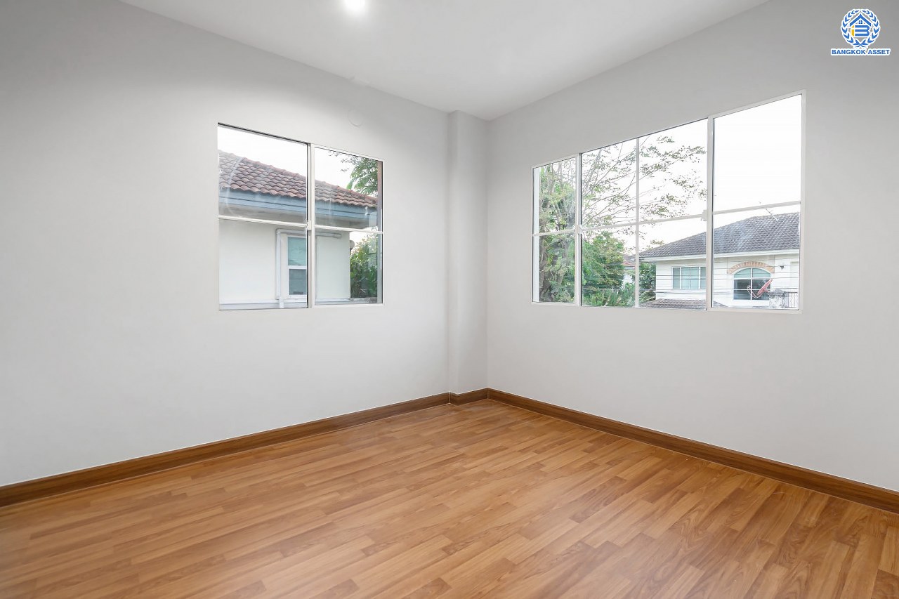 บ้านมือสองตกแต่งใหม่ แบรนด์ LH โครงการ มัณฑนา ราชพฤกษ์ หลังมุม เนื้อที่ 60.1 ตร.ว. ฟังก์ชัน 3 ห้องนอน 2 ห้องน้ำ จอดรถได้ 1 คัน พร้อมพื้นที่รอบบ้านกว้างขวาง Facilities ตอบโจทย์ทุกกิจกรรม! บนทำเลใกล้วงเวียนพระราม5 เซ็นทรัลเวสต์เกต และรถไฟฟ้า "สถานีบางรักน้อยท่าอิฐ"